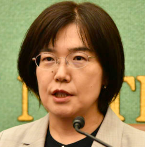 日本記者クラブで会見をする錦田愛子