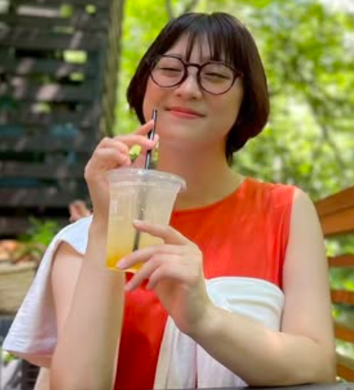 日高優希の左手薬指に指輪はみられない