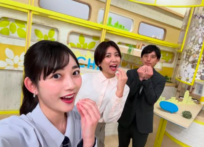 松本亜美（左）の左手薬指に指輪はみられない