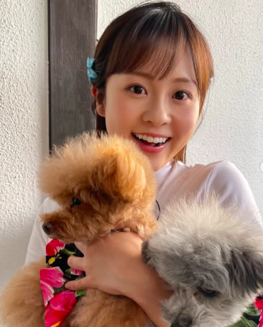 森重有里彩の左手薬指に指輪はみられない