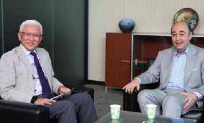 歌舞伎役者の中村時蔵（左）とジョセフクラフト（右）