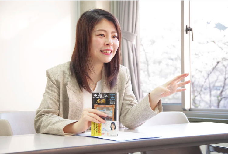 自著をもちインタビューを受ける長谷部愛