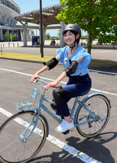 自転車に乗る松本亜美