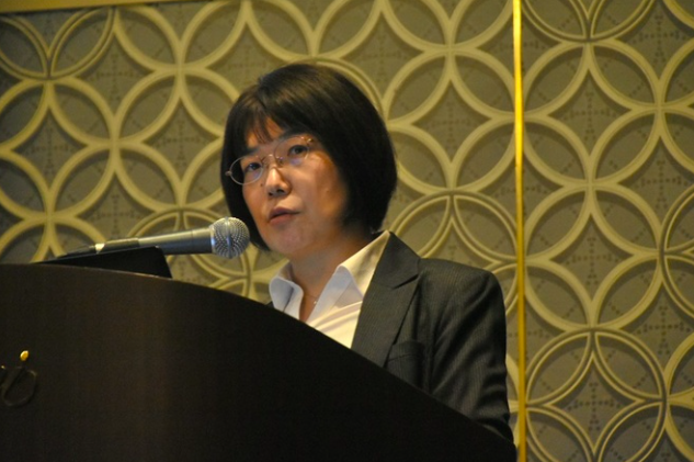 講演する錦田愛子