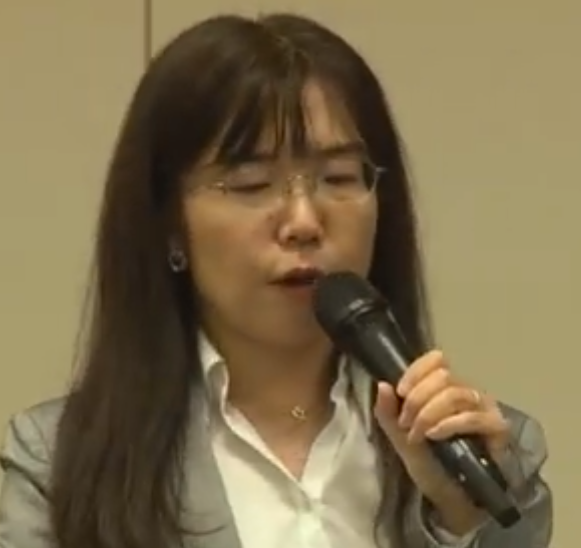 錦田愛子の左手薬指には指輪がみられる