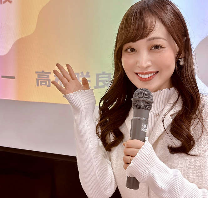 高橋咲良の左手薬指には指輪がみられる