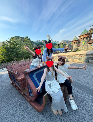 高橋咲良（右手前）と高校の友人