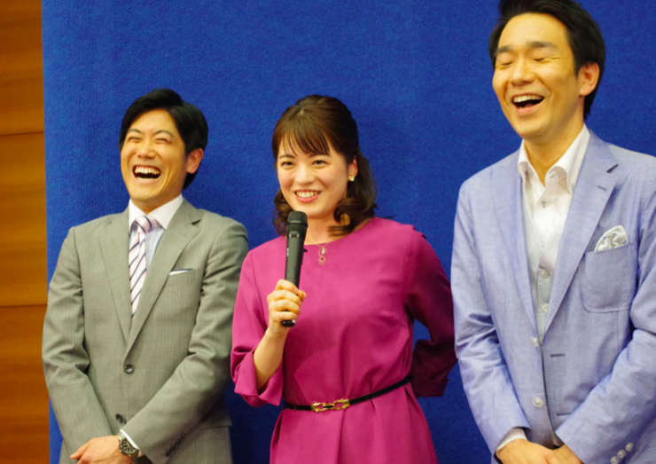 NHK大阪放送局時代の川﨑理加（中央）