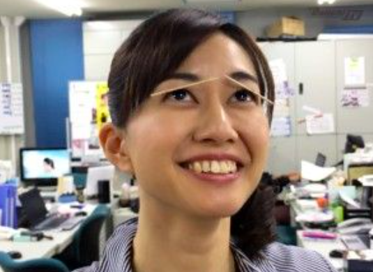 まつ毛につまようじが乗る徳増ないる