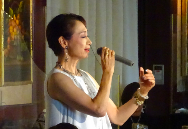 シャンソン歌手として歌う野崎由美子