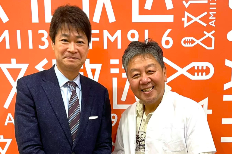 ラジオに出演する太田昌克（左）