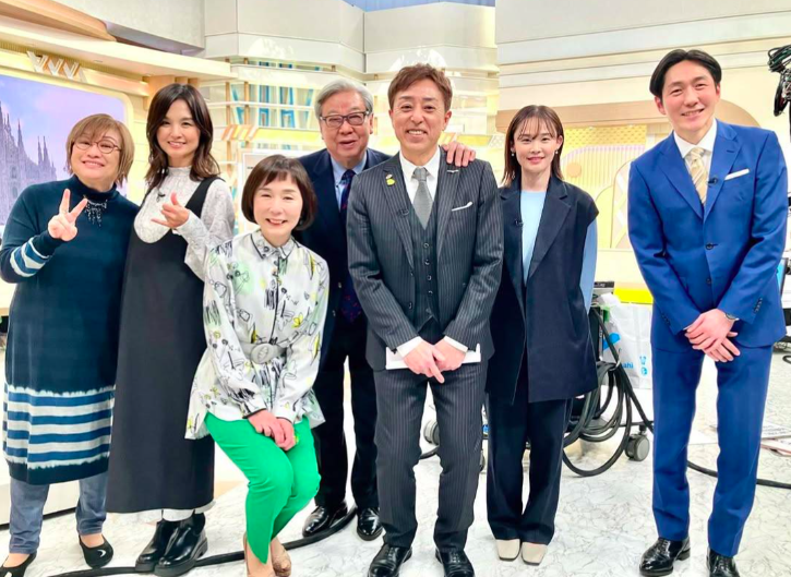 ワイド！スクランブルでの末延吉正（左から4番目）