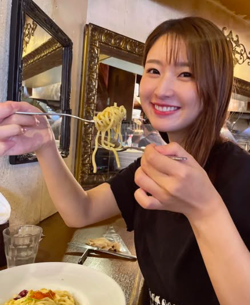 佐藤優里の左手薬指に指輪はみられない