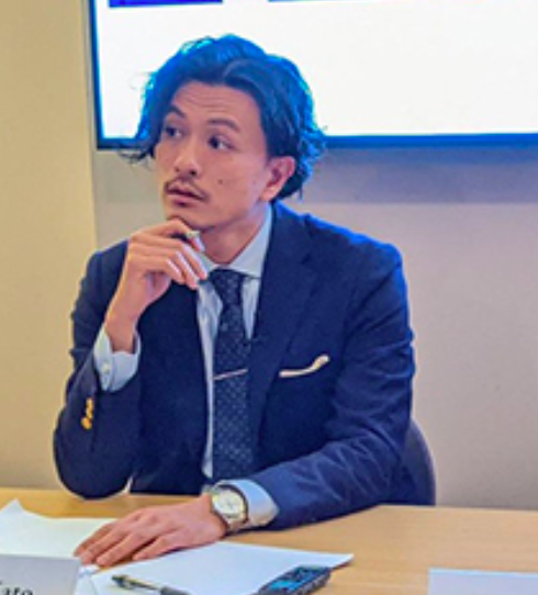 加藤喜之の左手薬指に指輪はみられない