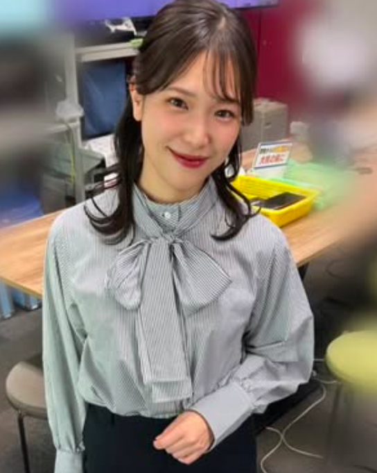 堀葵衣の左手薬指に指輪はみられない