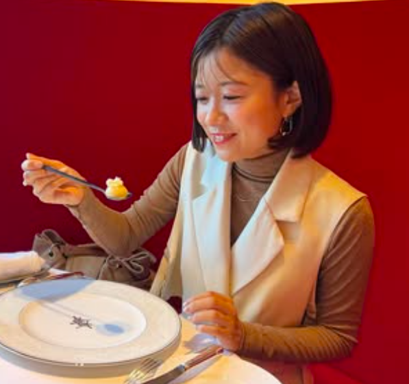 増谷寧々の左手薬指に指輪はみられない