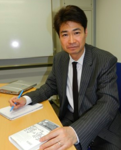 太田昌克の左手薬指には結婚の証である指輪がみられる