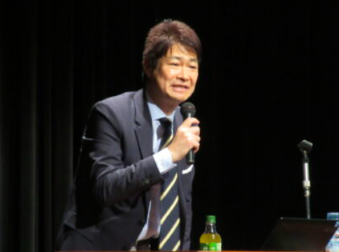 富山県砺波市で講演する太田昌克