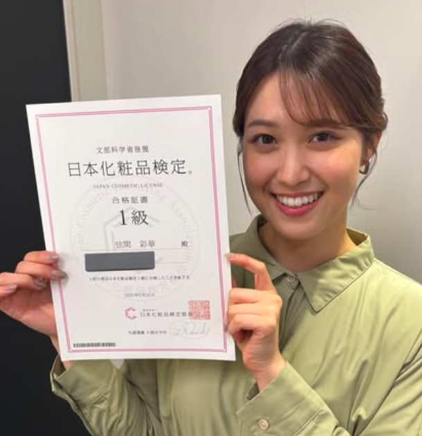 弦間彩華の左手薬指に指輪はみられない