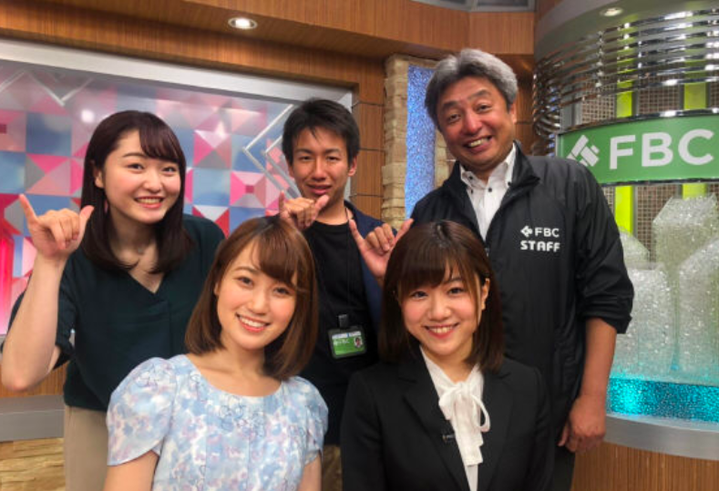 新人アナウンサー時代の増谷寧々（前列右）