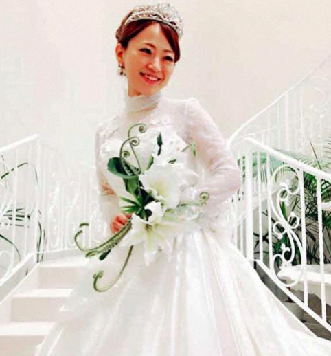 番組の企画でウエディングドレスを着た永見佳織