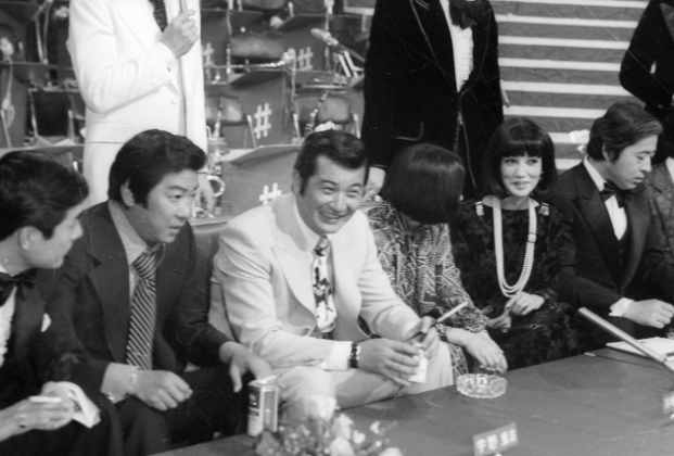 石原裕次郎（左から2番目）と小林旭（左から3番目）