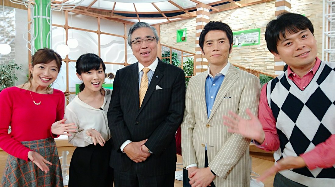 笑顔の岩田公雄（中央）