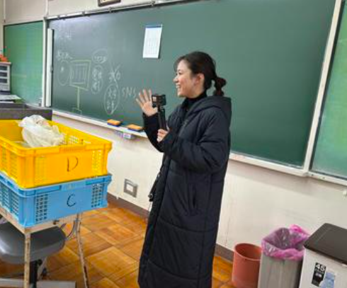 越前市立武生第二中学校に取材で訪れる増谷寧々