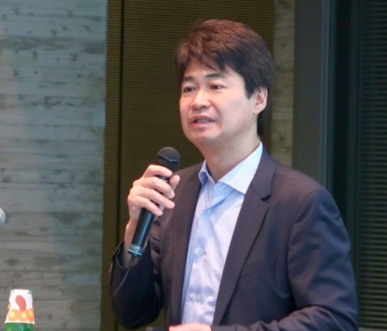 長崎で講演する太田昌克