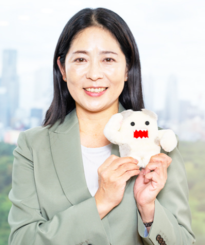 黒崎めぐみの左手薬指に指輪はみられない