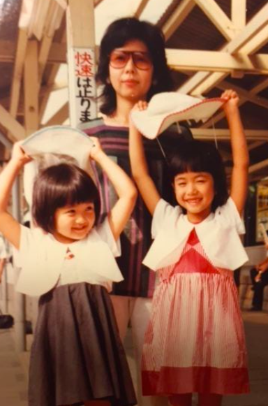 （左から）妹と母と徳増ないる