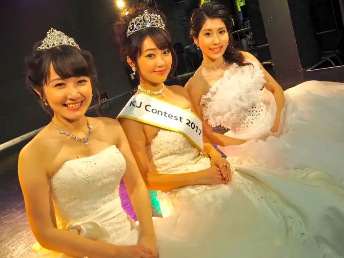 「Miss KJ Contest 2017」で準グランプリを獲得した斉藤初音（左）