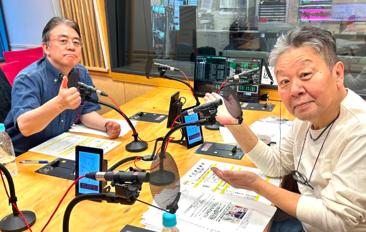 ラジオに出演する風間晋（左）