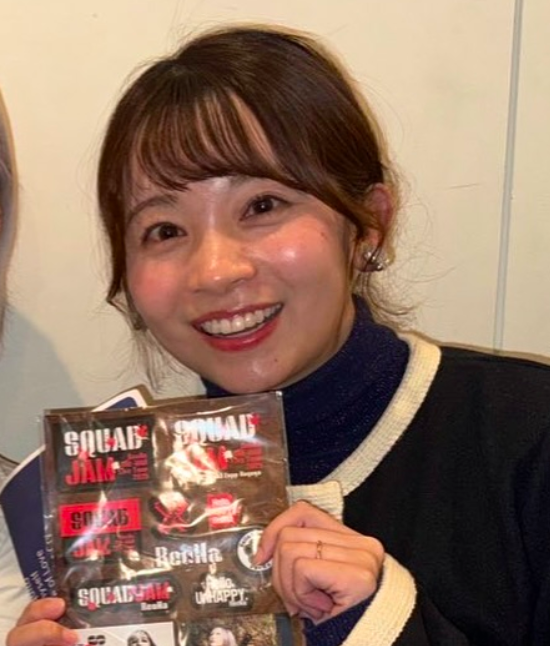 上釜美憂の左手薬指には指輪がみられる