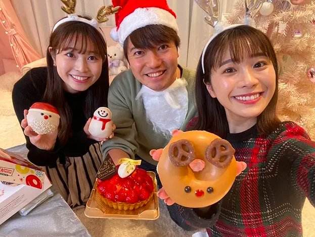 同僚アナウンサーとクリスマスパーティーを楽しむ松崎杏香（左端）