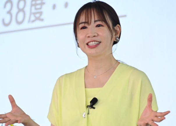 大学で講義をする東千晴