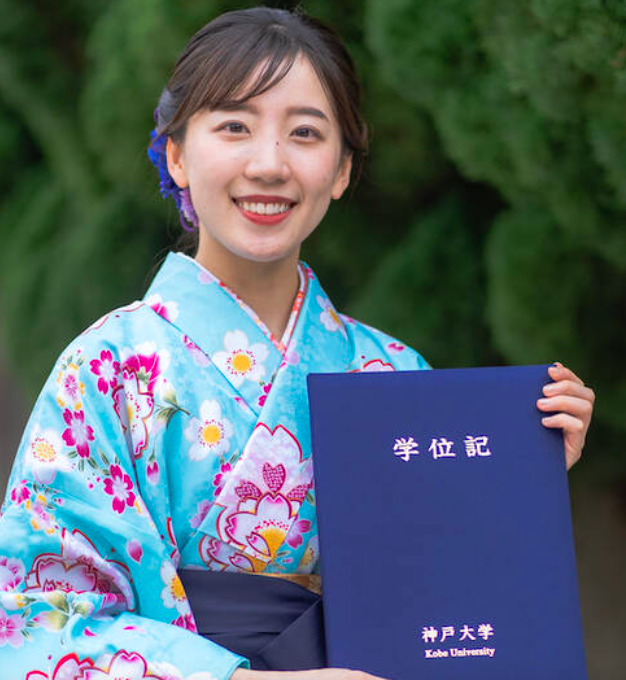 大学卒業式での中川萌香