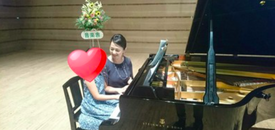 娘（左）と一緒にピアノを弾く水野涼子