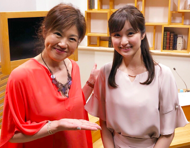 新人アナウンサー時代の奥村莉子（右）