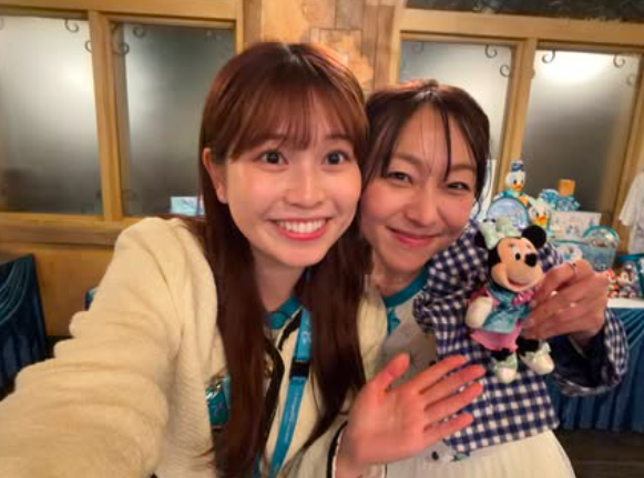 松崎杏香（左）の左手薬指に指輪は見られない