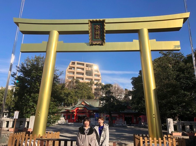 神社を訪れる石神愛子（右）