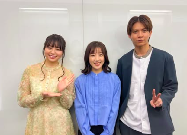 （左から）吉田伶香と中川萌香と小宮璃央