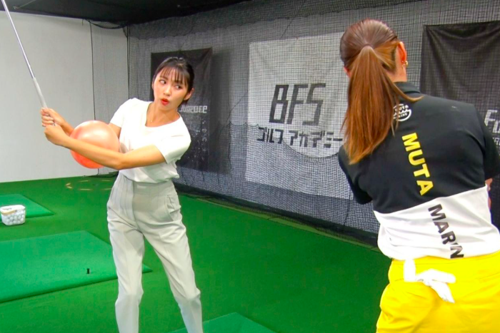 ゴルフの練習をする海渡未来