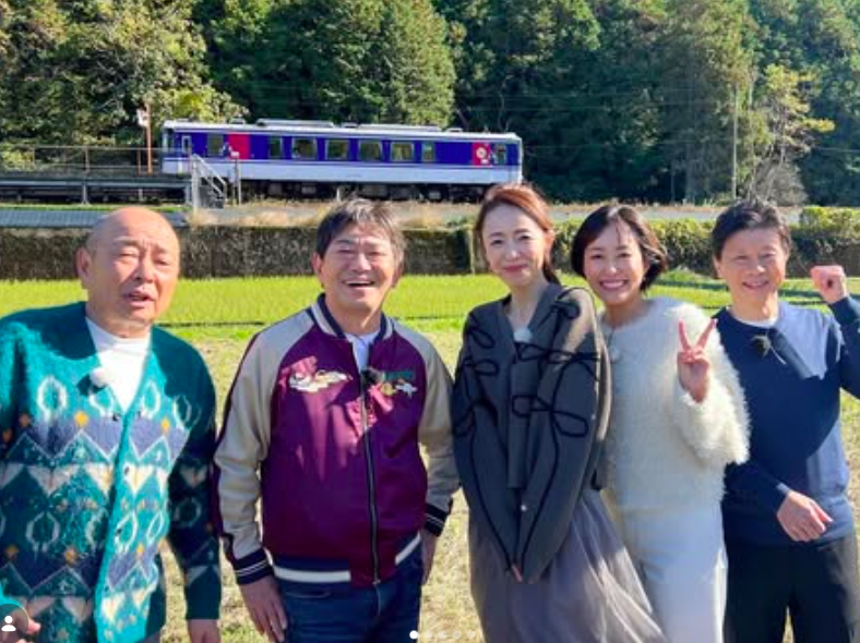 メッセンジャー黒田（左から2人目）と丸田佳奈（中央）と前田春香（右から2人目）