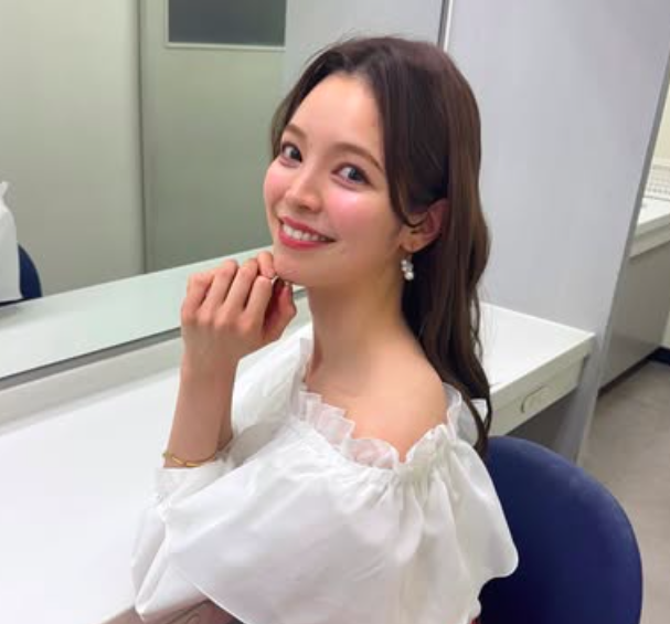 三宅絹紗の左手薬指に指輪はみられない