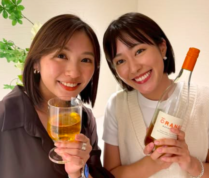 前田春香（右）の左手薬指に指輪は確認できない