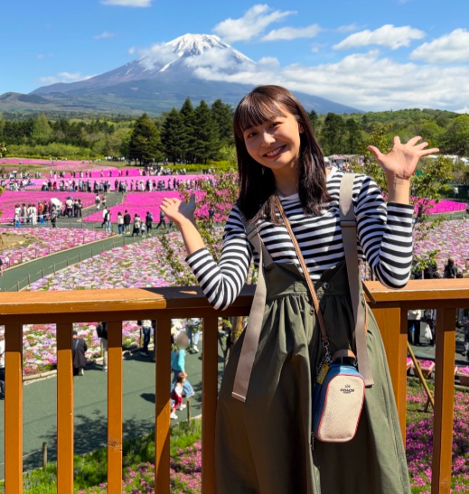 山梨県の富士山をバックにする瀧口美咲