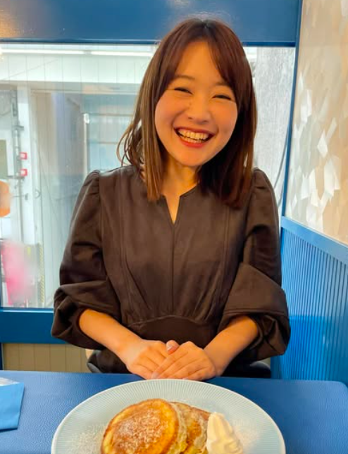 有田優理香の左手薬指に指輪は見られない