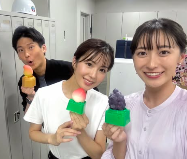 柴田美奈（中央）の左手薬指に指輪はみられない