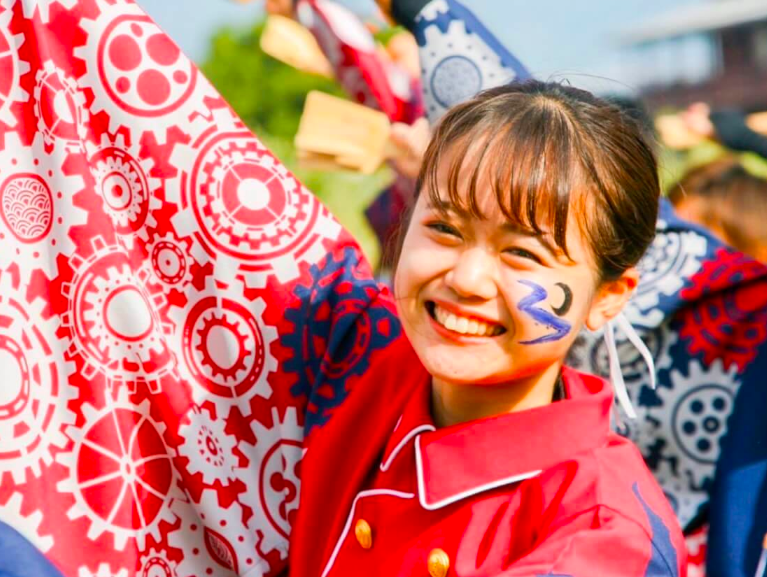 よさこいを踊る岡本愛衣